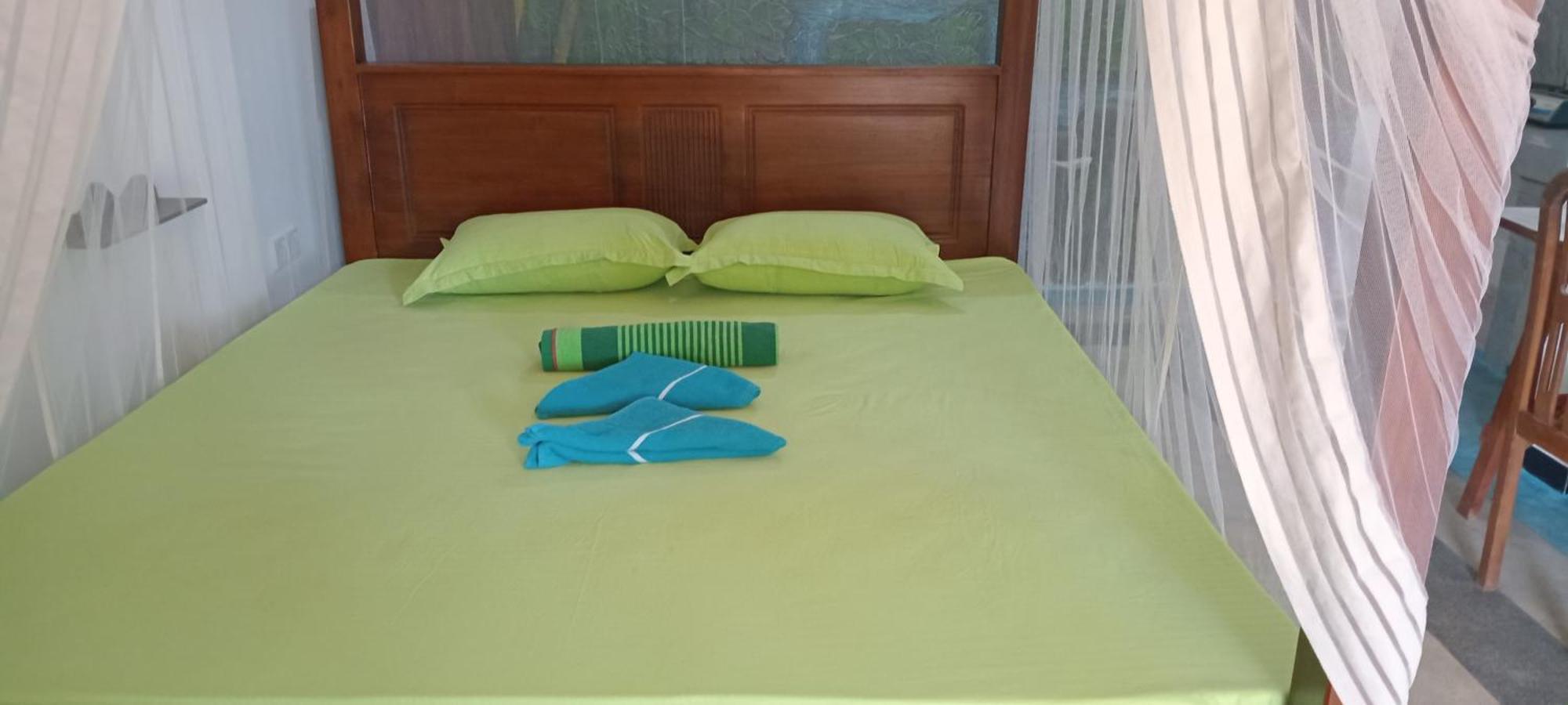 Paddy Field Villa Midigama East Zimmer foto